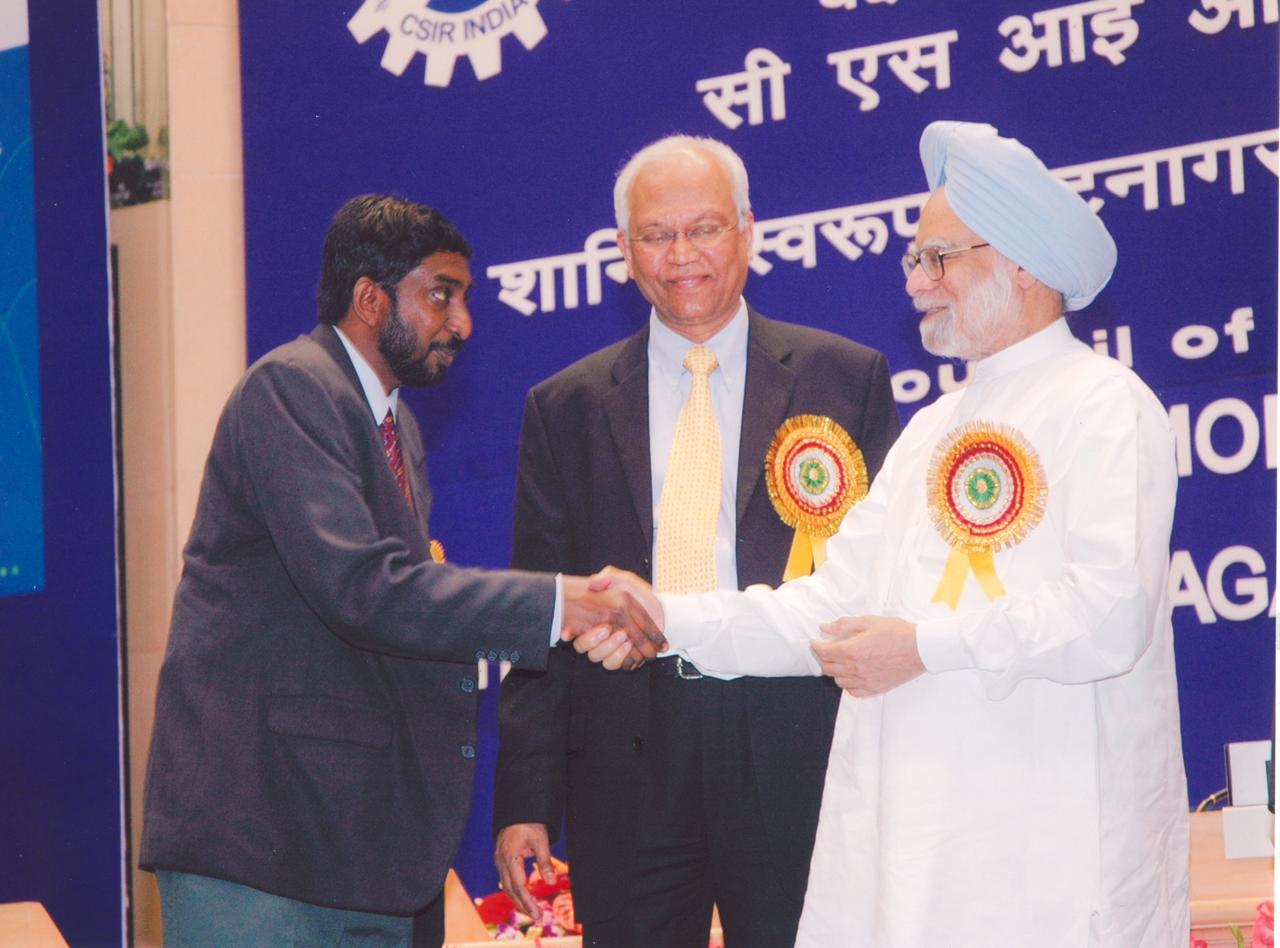 with PM Manmohan Singh -Receiving Shanti Swaroop Bhatanagar Award